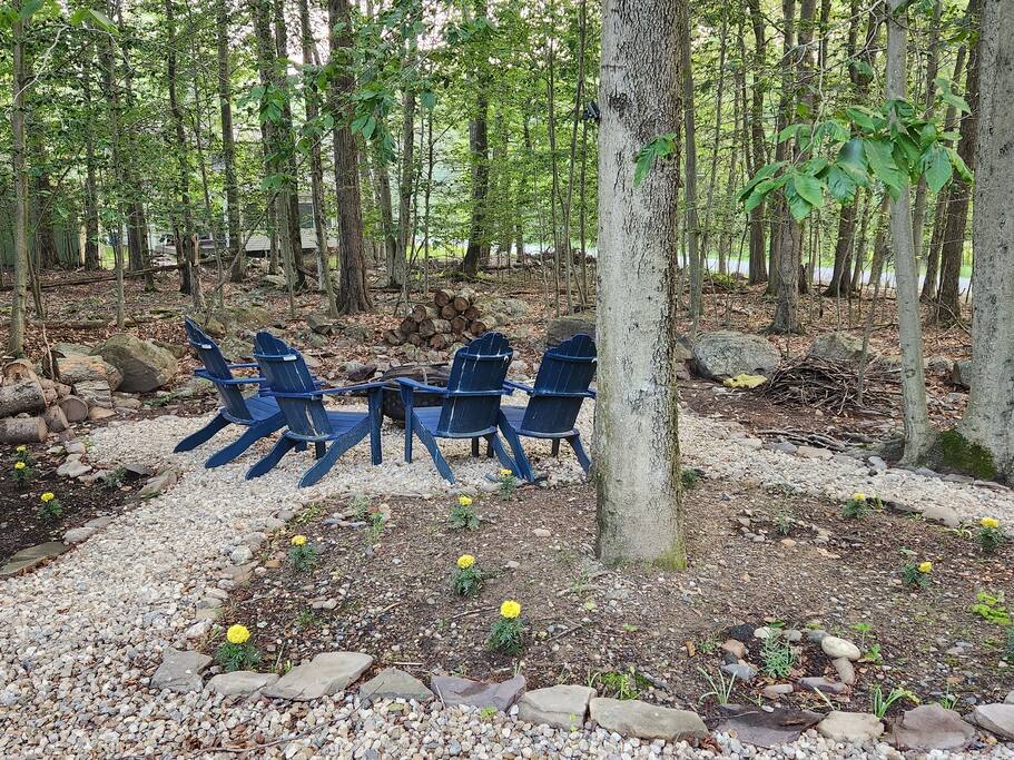 Cozy Retreat! Hot Tub Grill Firepit & Pool passes - Tobyhanna