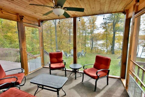 *Cabin w/ Screen Deck!*Kayak*SUP*Pedalboat*Rowboat
