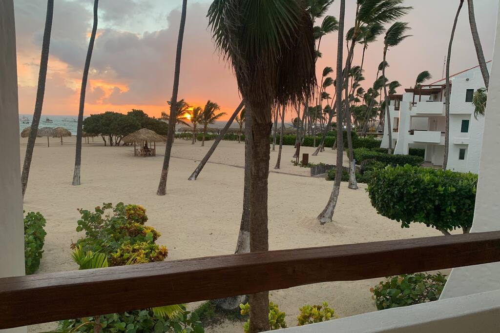 Luxury Condo with Stunning views, Private Beach