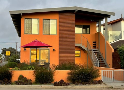 Sailboats and Sunsets has a Water View, is Pet-friendly, and is directly across from Kiddie and Hobie beaches. The Ocean is a 5 minute walk along the boardwalk. Grab a wagon full of beach chairs and head over and start to relax and revive!