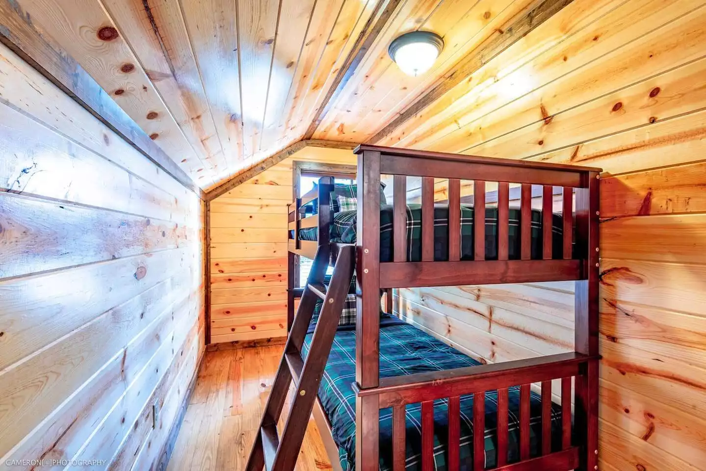 Upper Level - Twin-size bunk bed for two Upper Level - Twin-size bunk bed for two - Iron Horse Lodge - Broken Bow