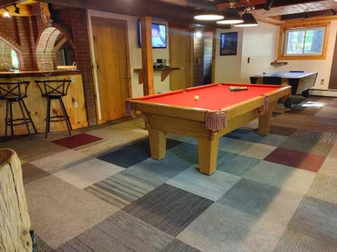 Pine Brook Lodge, 9 br, 5 ba, game room, fireplace
