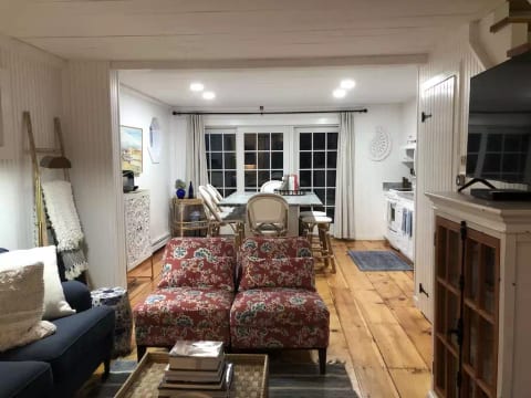 Maushop Village Cottage