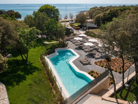 Luxury Bay Villa with private hot tub