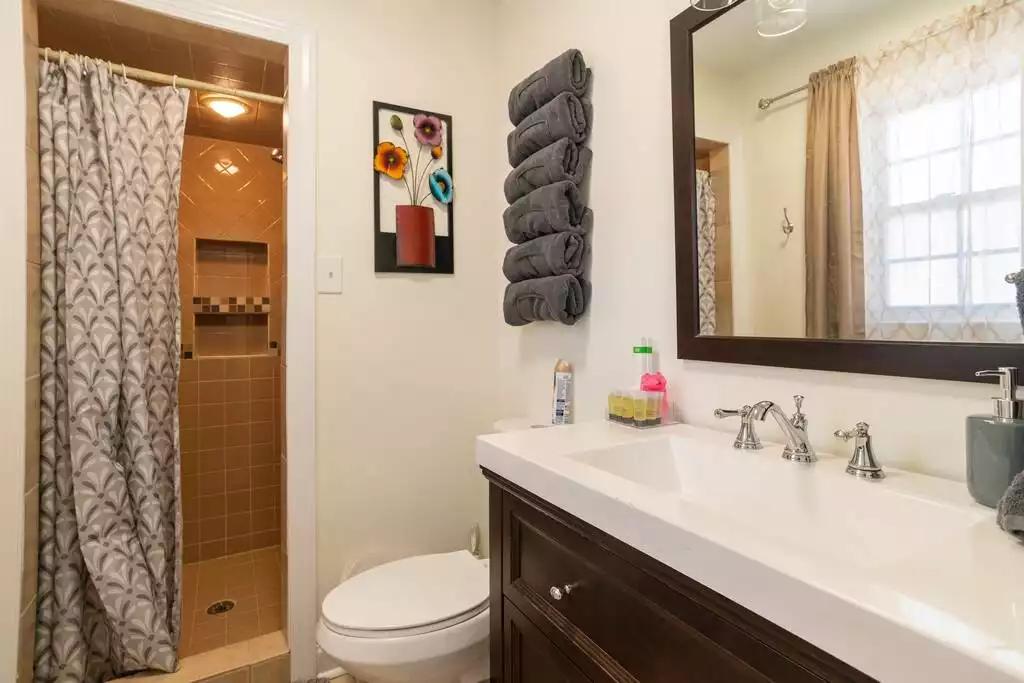 King suite bathroom - Cheerful Family-Friendly Home: Ample Outdoor Space - Raleigh