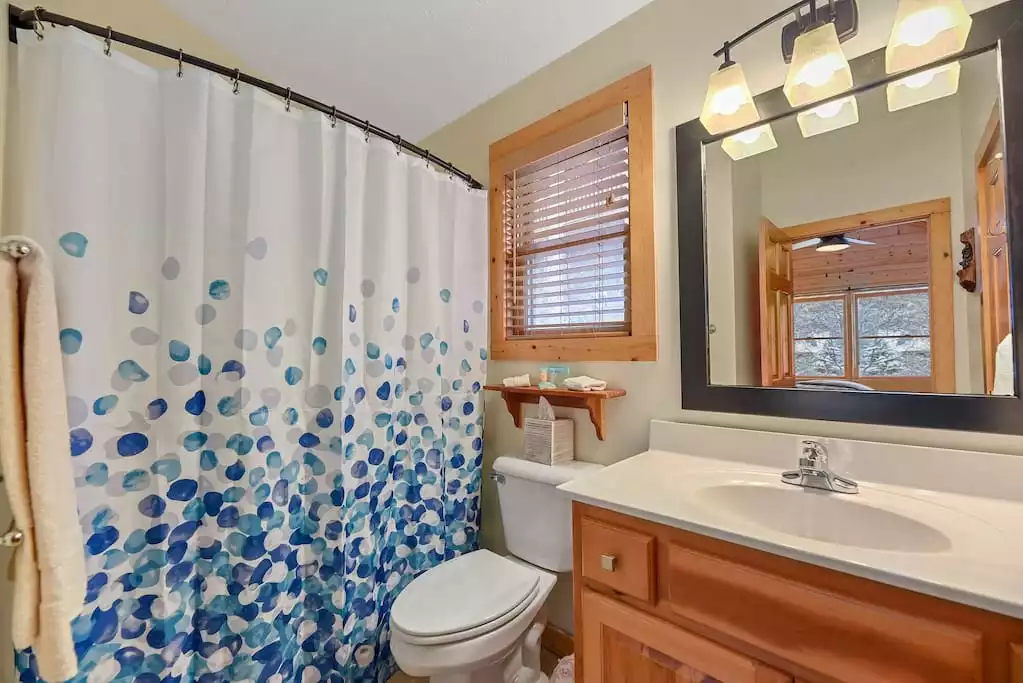 Upper king suite bath - Cub Hideaway 3BR/3BA - Gatlinburg