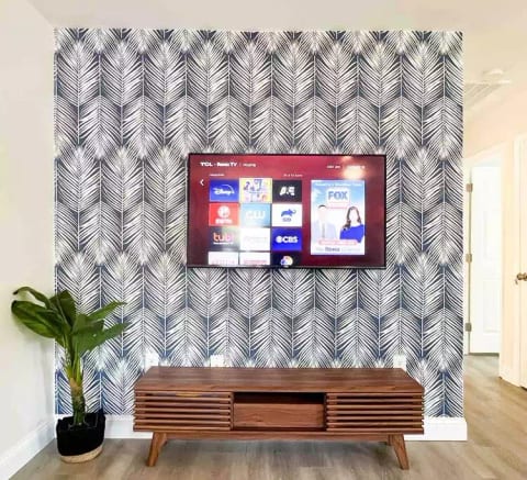 Livingroom Smart TV includes Netflix, Hulu, Disney + and HBO