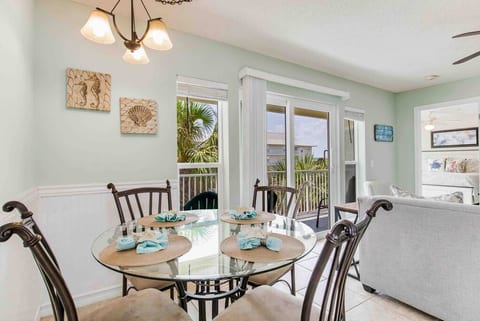 RELAXING RETREAT IN THE HEART OF NAVARRE BEACH!!