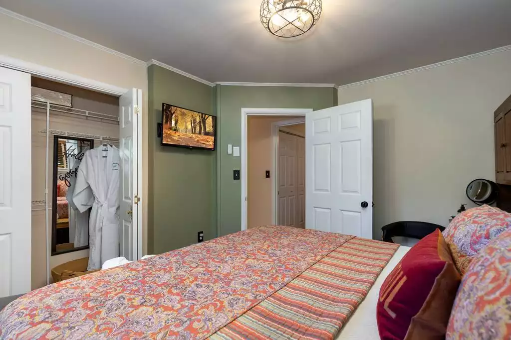 Each bedroom has a smart TV, so don't forget to bring your streaming passwords. We have Philo and xfinity streaming for local channels. Each bedroom has a smart TV, so don't forget to bring your streaming passwords. We have Philo and xfinity streaming for local channels. - Selah Way Cottage*10mins UT*2kitchen hottub*arcade - Knoxville