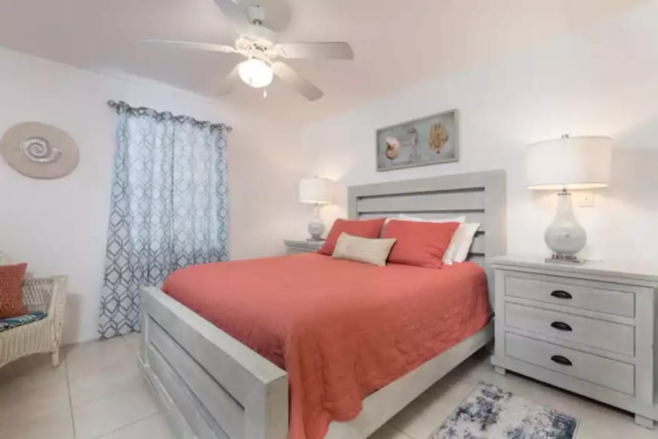 Queen bed en suite