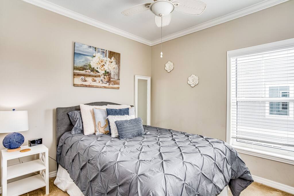Downstairs queen bedroom with shared bath. Downstairs queen bedroom with shared bath. - Paradise Found! - Perdido Key
