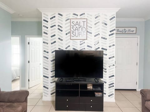 Beach Breeze Cottage--cheerful and cozy! Memories!