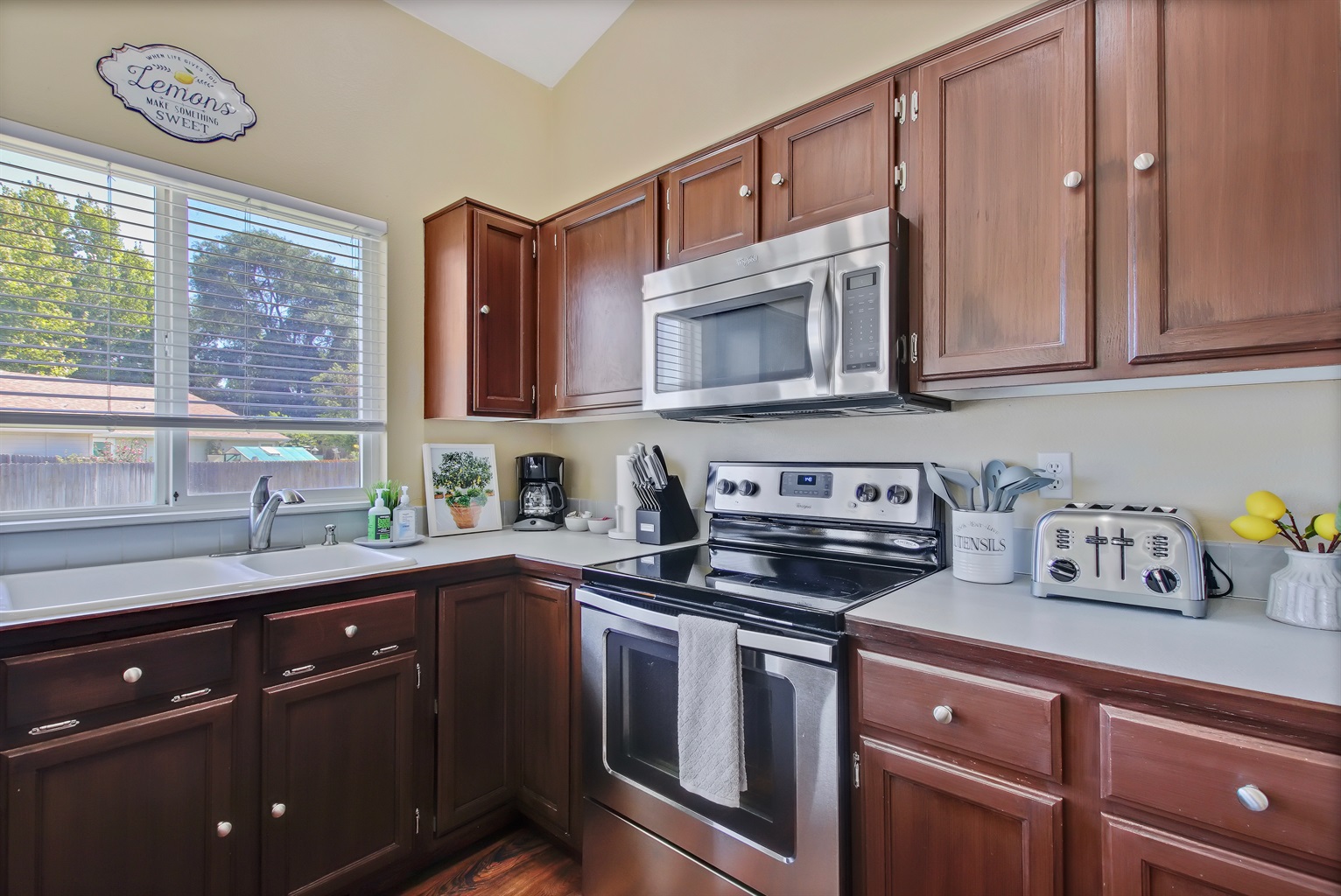 inviting-sun-filled-4-bedroom-home-in-central-nampa-id/