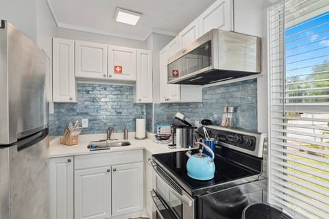 Riverview Blue: Downtown Melbourne Apartment