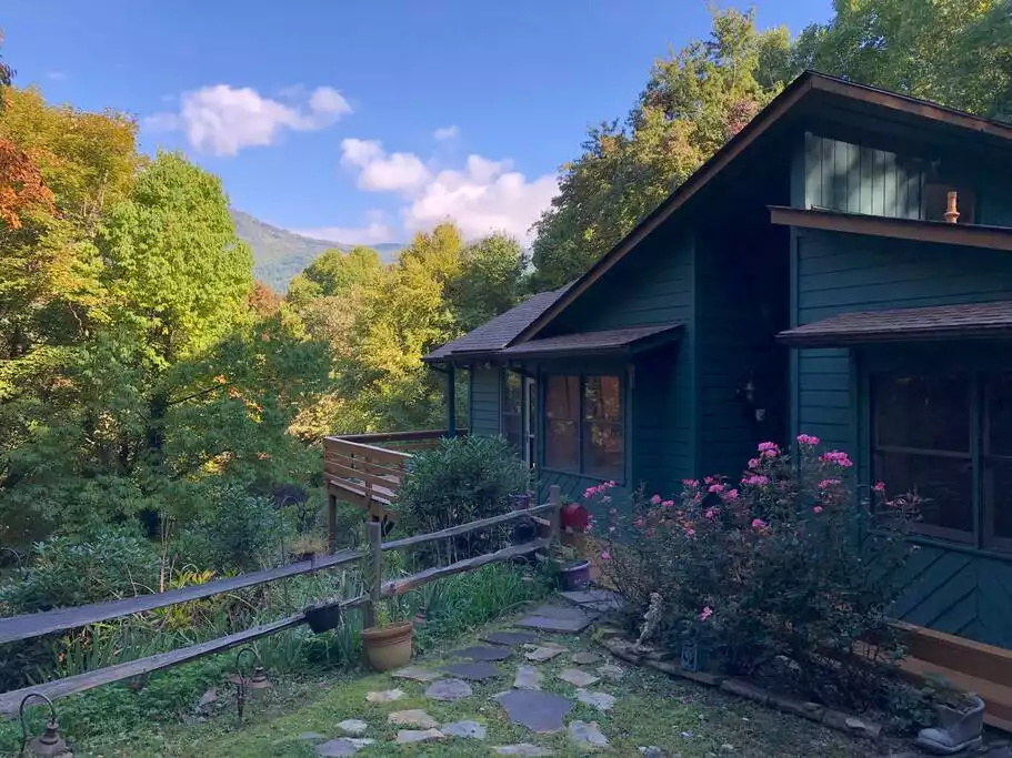 Maggie Valley, NC - Well maintained clean house with a view of the mountains. Bella Vita is a pet friendly one level home privately situated in quiet neighborhood. - Cabin/Close to ski slopes/Pet Friendly/King Beds - Maggie Valley