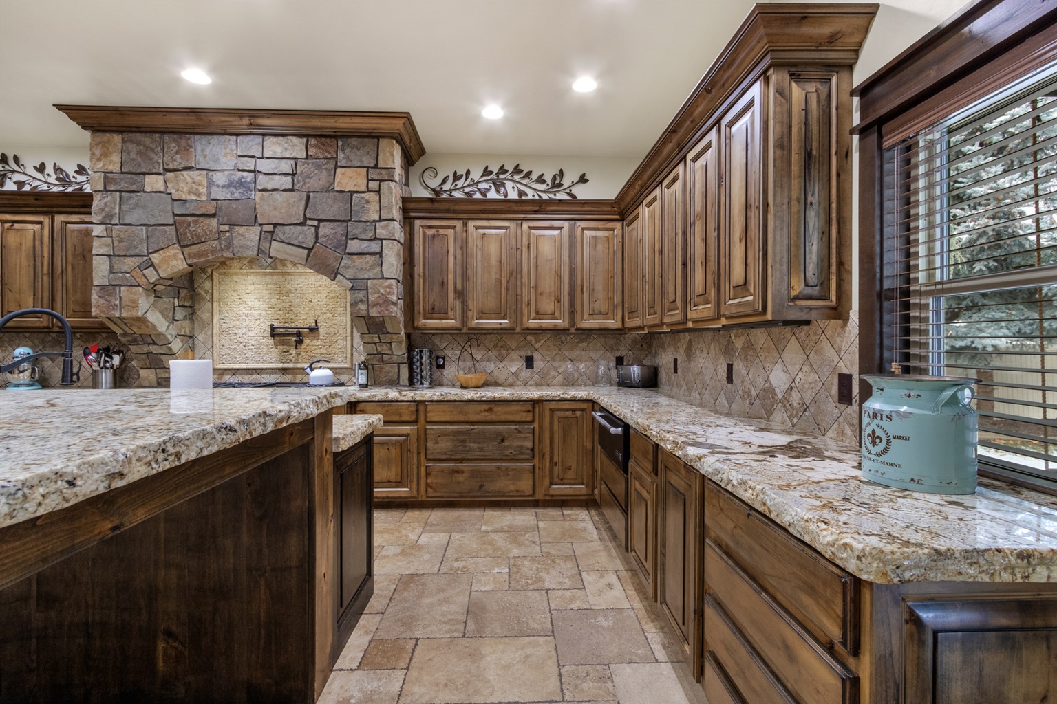 entertainment-castle!-large-group-and-company-functions-hot-tub/