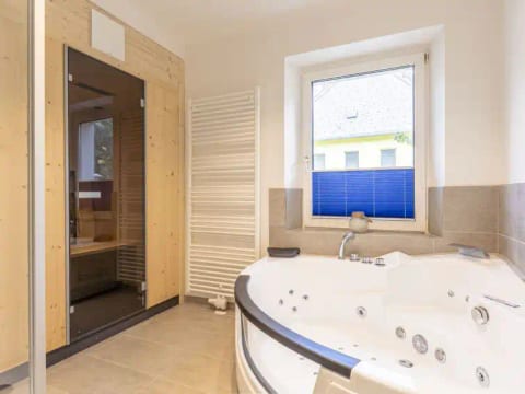 für 4 P. mit IR-Sauna & Sprudelwanne