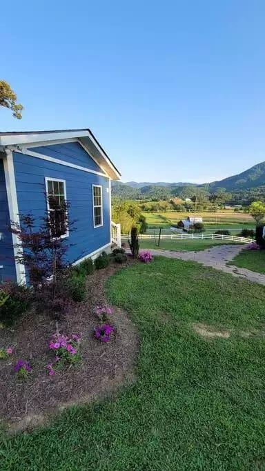 Cottage with OUT OF THIS WORLD Smoky Mtn views!