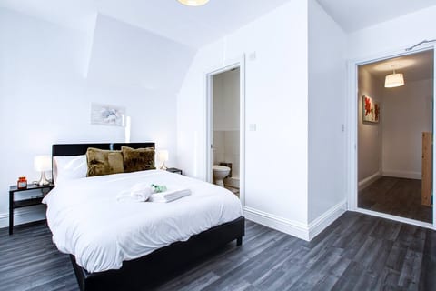 Modern 5 Bed 3 Bath House in Colchester