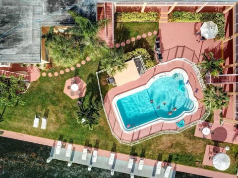 ️DELIGHTFUL WATERFRONT STUDIO - 1 BLOCK TO BEACH!