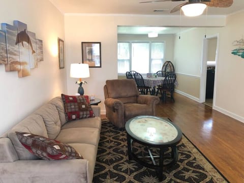 Dolphina House *East Hill * Dog Friendly!
