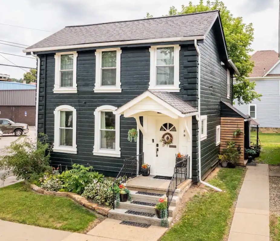 Charming, trendy & newly renovated apartment steps from Butler’s historic Main St., shopping, restaurants, breweries and more. Perfect for festival-goers and travelers looking to enjoy a small town vibe. Welcome to Suite Thyme! - Trendy Charming Downtown Butler Apartment - Butler