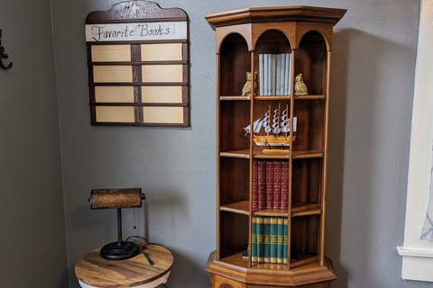 The Garden Home by Book Haven - Steps from Main
