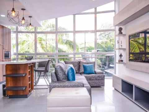 3 Bedroom Gorgeous PH Duplex Middle of Lleras ROOF