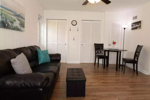 Azalea Place - Private Suite - Fredericksburg