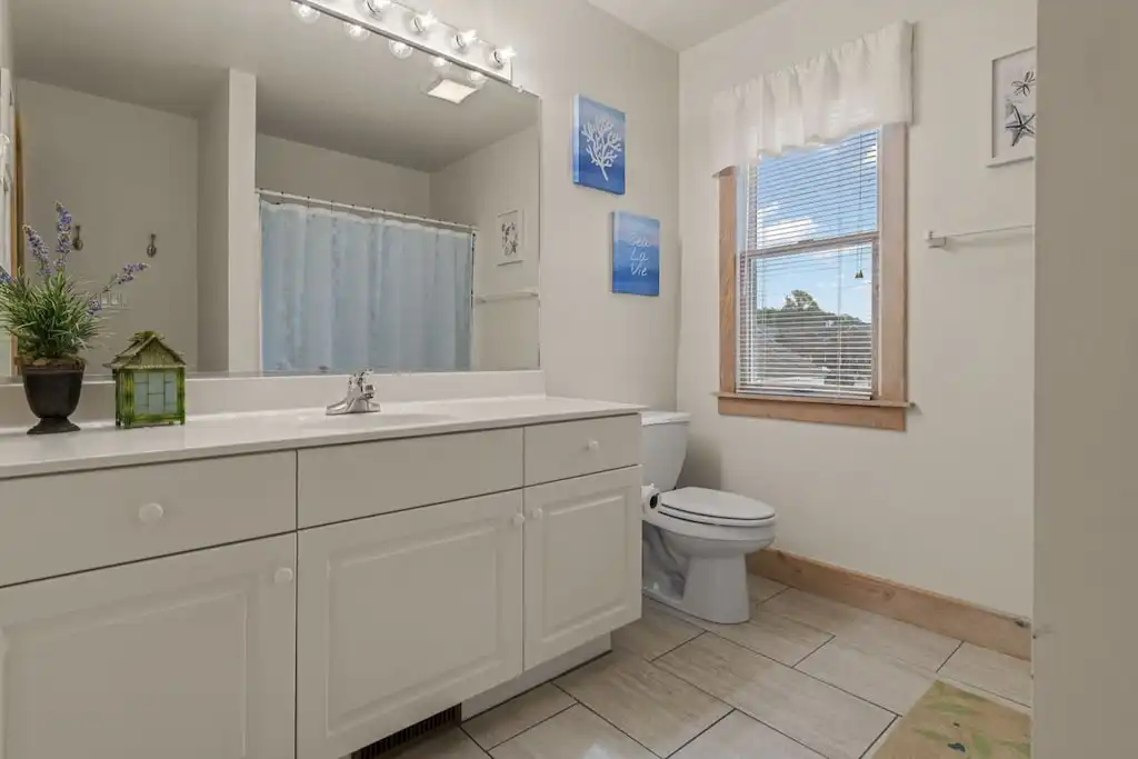 Queen En-suite Bathroom (Middle Floor) Queen En-suite Bathroom (Middle Floor) - Makin' Memories OBX - Corolla