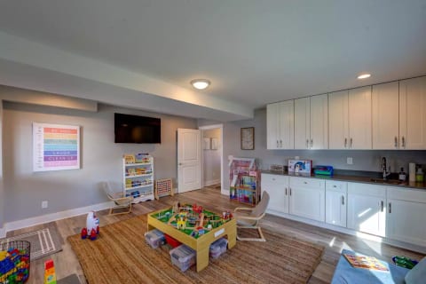 SUPER Kid Friendly with Playroom & Pool (OBX)