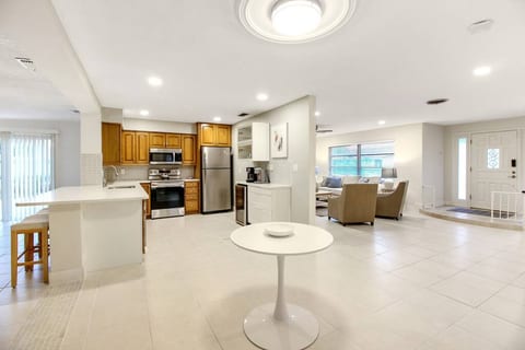 Indian Rocks Beach only 2.5 miles - 4 bed & 2 bath