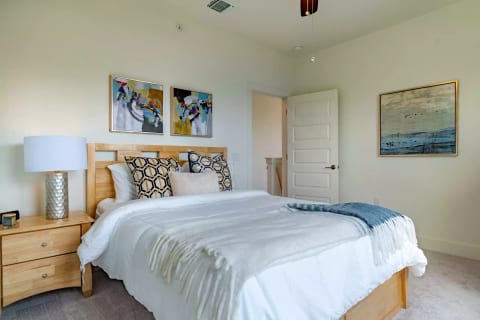 Queen Bedroom (upstairs)