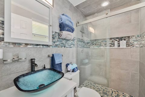 Riverview Blue: Downtown Melbourne Apartment