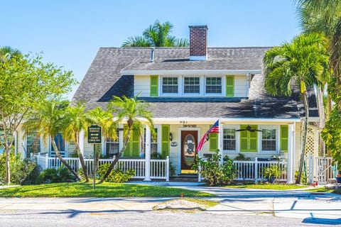 Crane Creek Inn Dolphin Suite: Waterfront Pool!