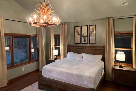 11 ACRE Retreat! MIN to PKWY for fun! Views! NEW! 