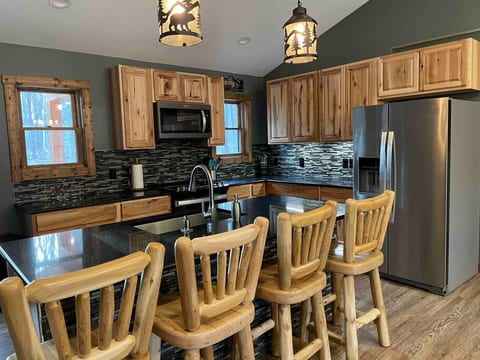 Log Cabin INN w/Outdoor Hot Tub Wi-Fi A/C Secluded