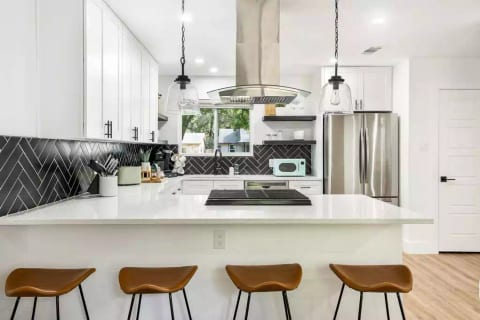 Cozy & Modern | King Beds~Fenced Yard~Fast Wi-Fi