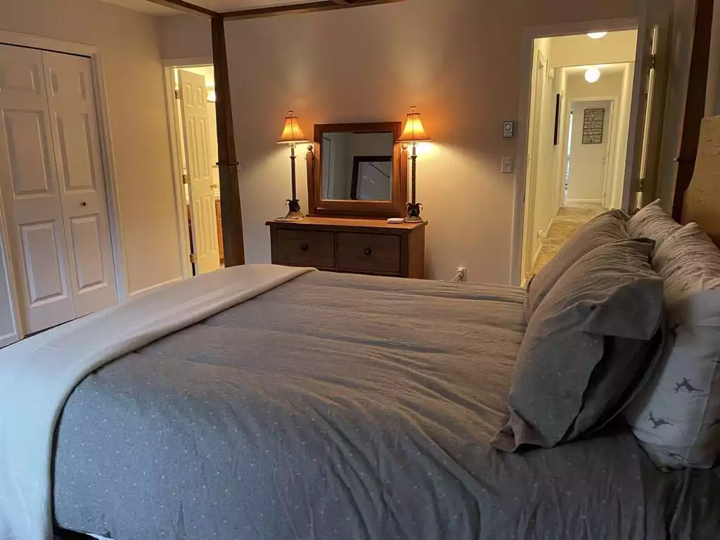 Upstairs Master Bedroom w Full En-Suite Bathroom Upstairs Master Bedroom w Full En-Suite Bathroom - NEWLY REMODELED FOUR BEDROOM CONDO - Greene County