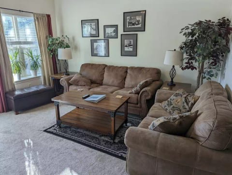 Mt Hood Townhouse. 3 bd end-unit. Hottub & Pool