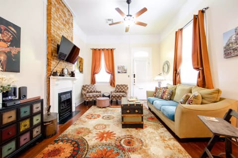 Location,LOCATION! 5 star reviews for 11 yrs close to the FQ