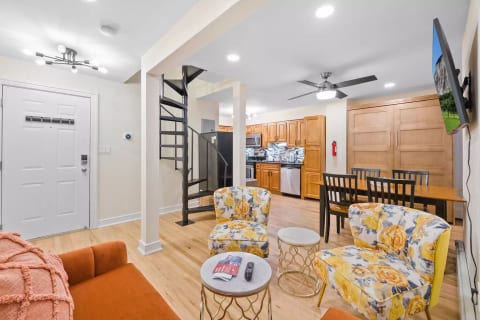 Free Parking-2BR-2.5 Bath, 3 Beds Duplex