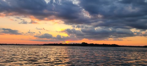 Couple's Cove Lakefront Rental