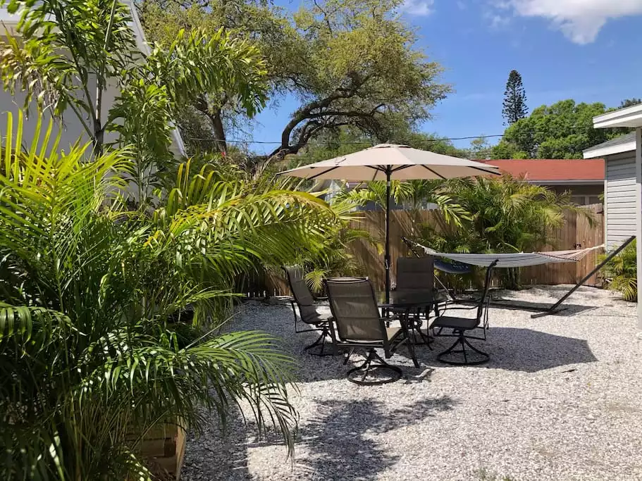 Adorable Private Cottage close to beach & downtown