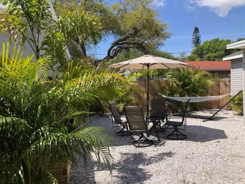 Adorable Private Cottage close to beach & downtown