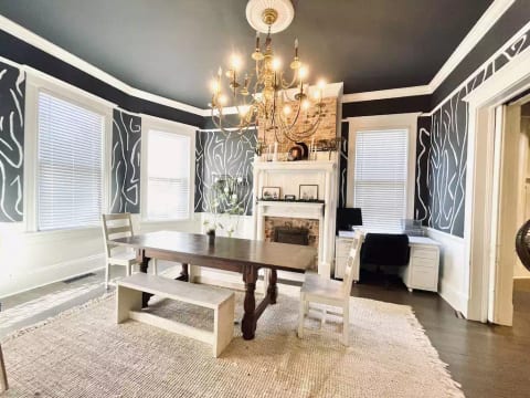 Historic Victorian hot tub 5/4 Beltline Sleeps 22