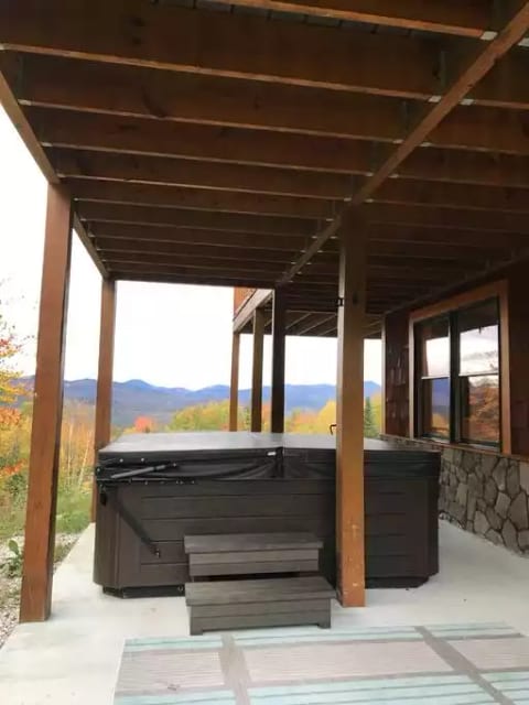 Mountain Home, panoramic views & Hot Tub