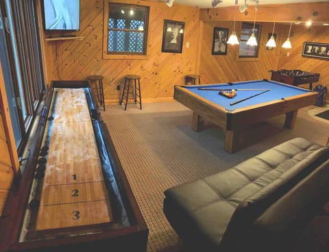 Game Room!
•AC / Dehumidifier
•New Smart TV
•New Shuffleboard
•Foosball
•Pool table
•Convertible Sleeper - Full Size
You’ll love Bear Hugs Chalet at Lake Harmony Vacation Rentals!