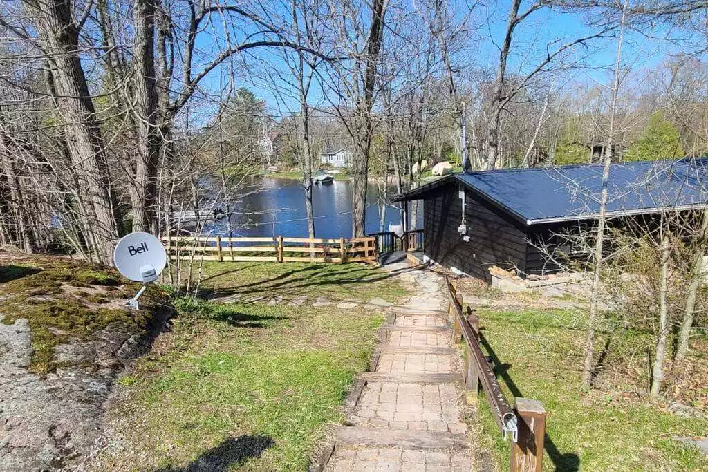 Four Season Waterfront Cottage Stoney Lake