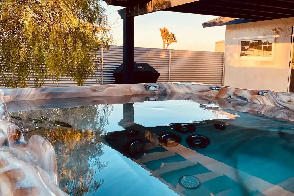 Hot tub opens up to a million stars at night. Hot tub opens up to a million stars at night. - The Filmmakers House - Joshua Tree